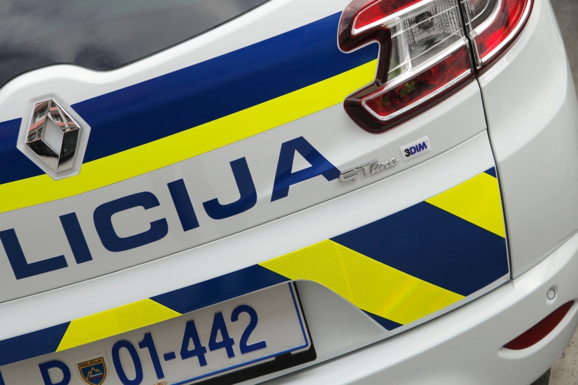 Po sobotni nesreči pri Kočevskih Poljanah v bolnišnici umrl 69-letni motorist