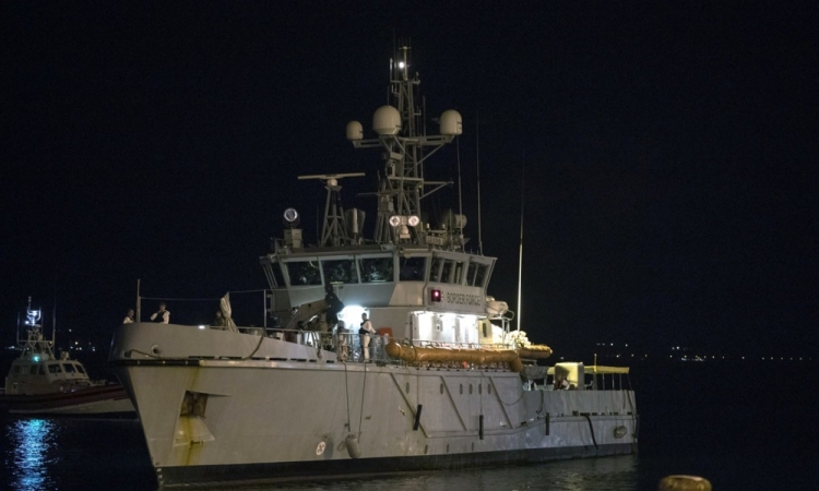 Pri Lezbosu med reševanjem migrantov potonila ladja Frontexa