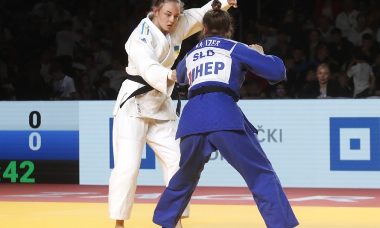 Kaji Kajzer bron, Kaja Schuster tik pod stopničkami